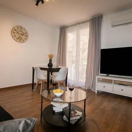 Family With 3 Bedrooms For 4 In Eixample Apartman *