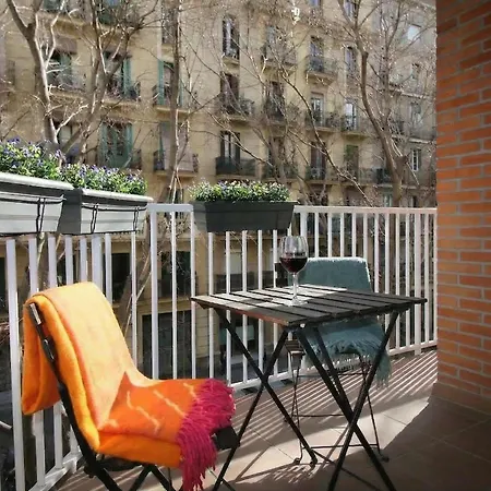 Family With 3 Bedrooms For 4 In Eixample