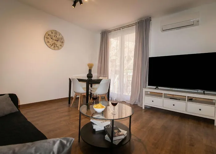 Family With 3 Bedrooms For 4 In Eixample Apartamento *
